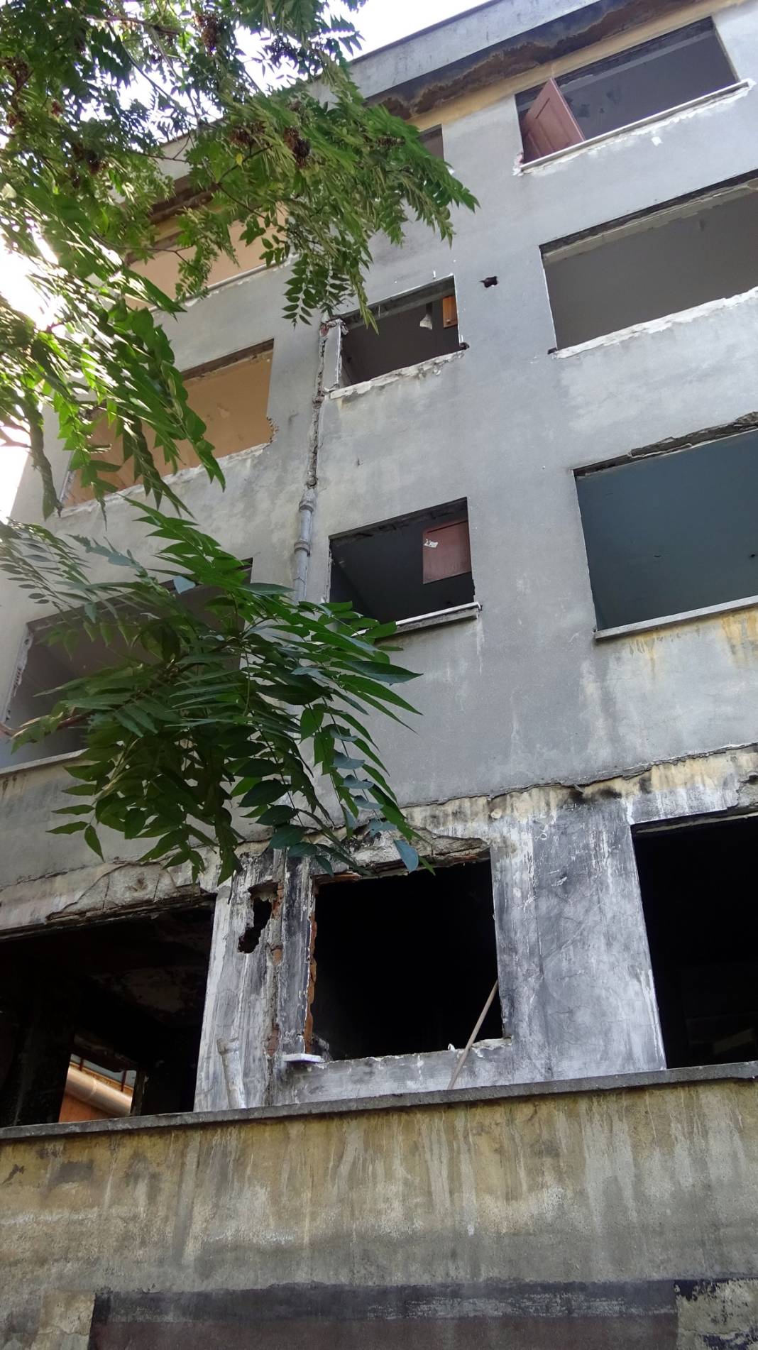 Mahallelinin şikayetçi olduğu gizemli binaya belediyeden 'tuğlalı' önlem 4